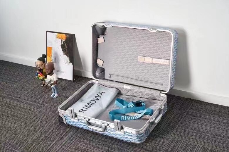 rimowa-dior-suitcase-light-blue-gallery-8