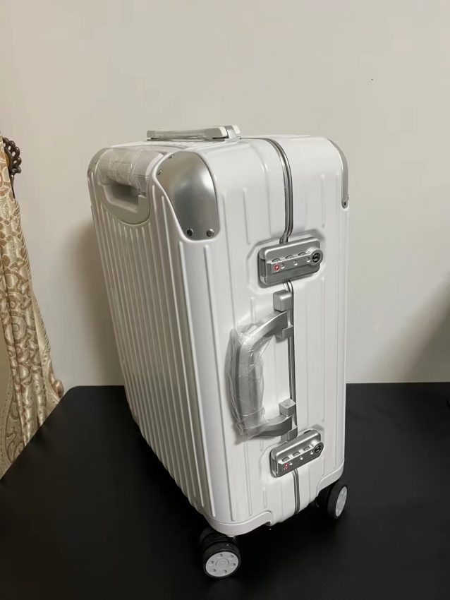rimowa-hybrid-suitcase-gallery-1