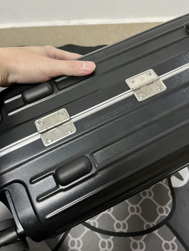 rimowa-hybrid-suitcase-gallery-10