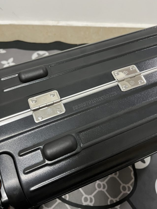 rimowa-hybrid-suitcase-gallery-11