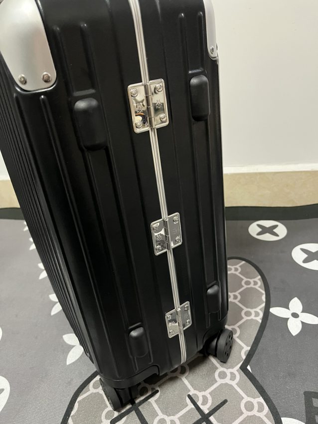 rimowa-hybrid-suitcase-gallery-13