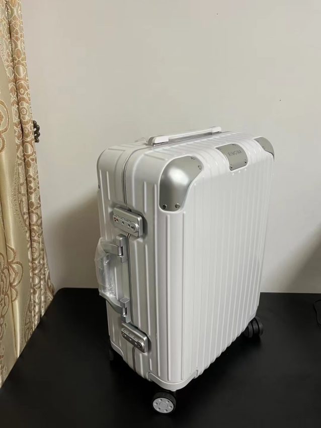 rimowa-hybrid-suitcase-gallery-2