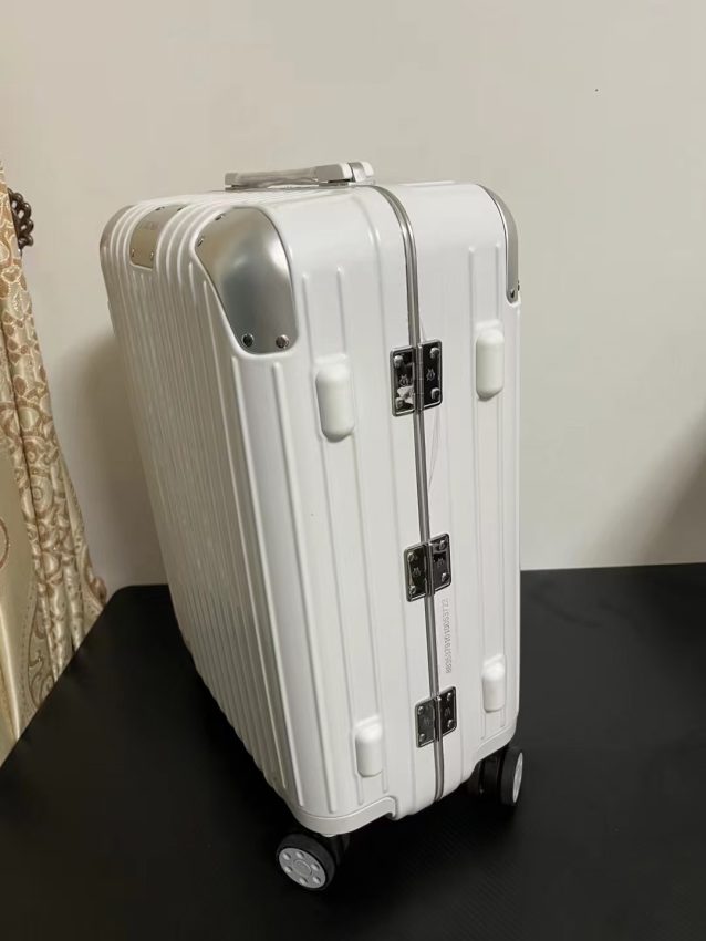 rimowa-hybrid-suitcase-gallery-4