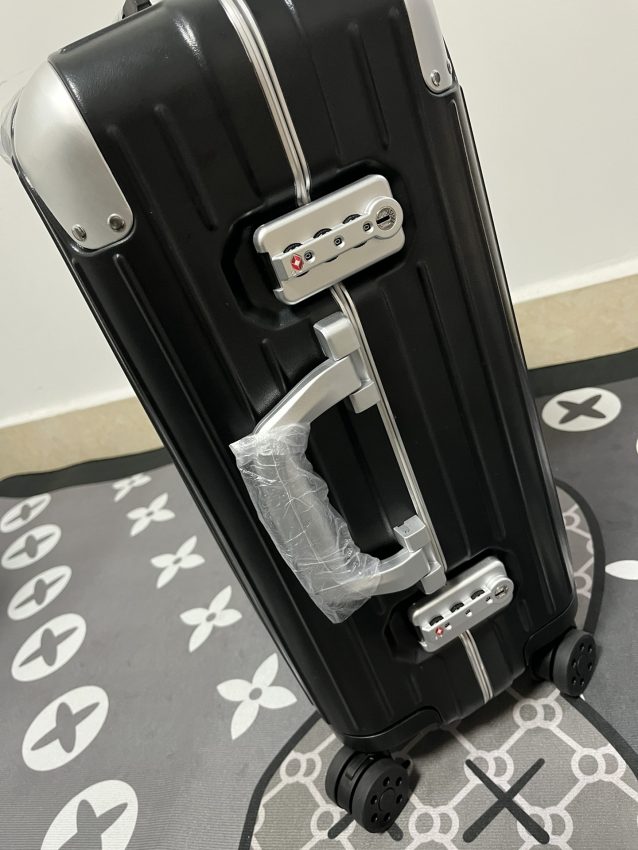 rimowa-hybrid-suitcase-gallery-5