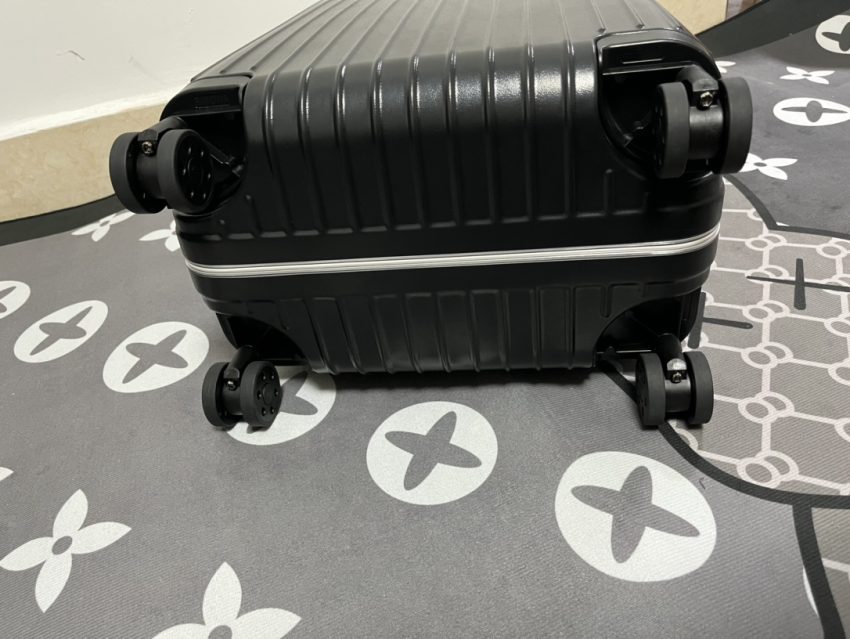 rimowa-hybrid-suitcase-gallery-7