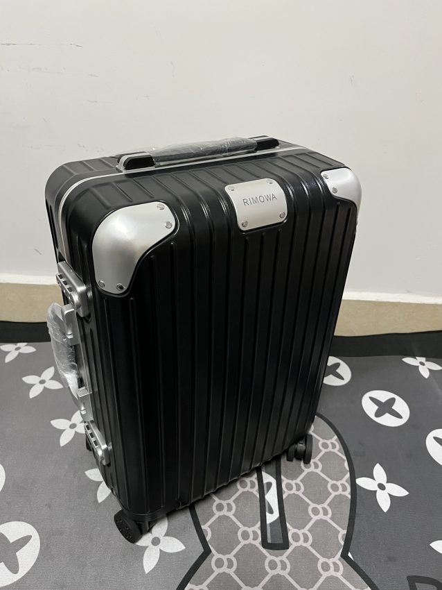rimowa-hybrid-suitcase-gallery-8