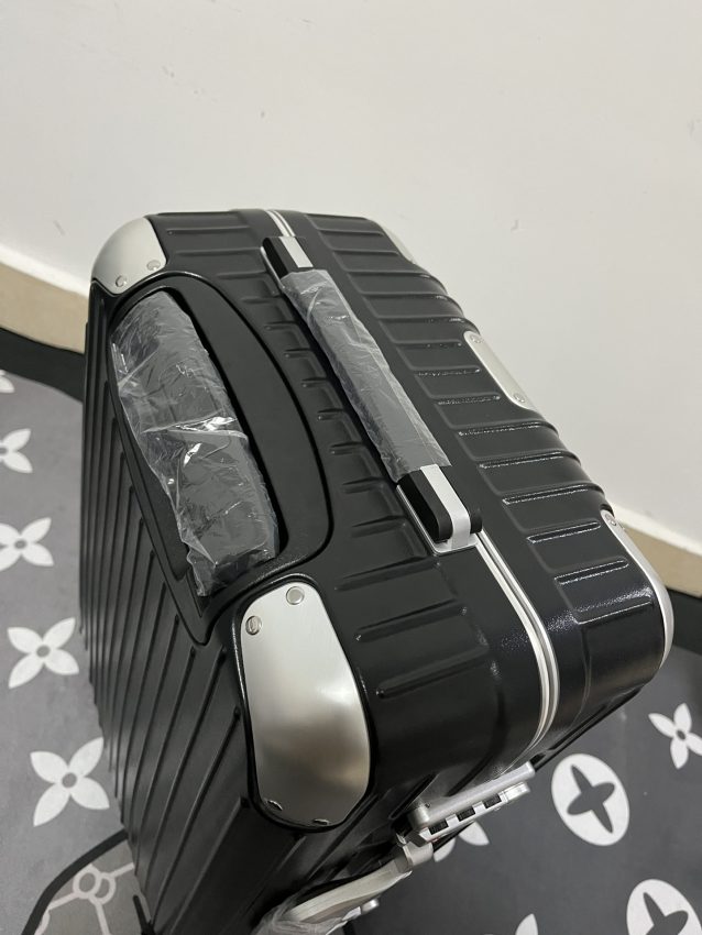 rimowa-hybrid-suitcase-gallery-9
