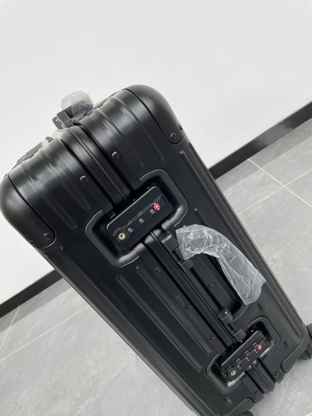 rimowa-original-suitcase-black-gallery-4