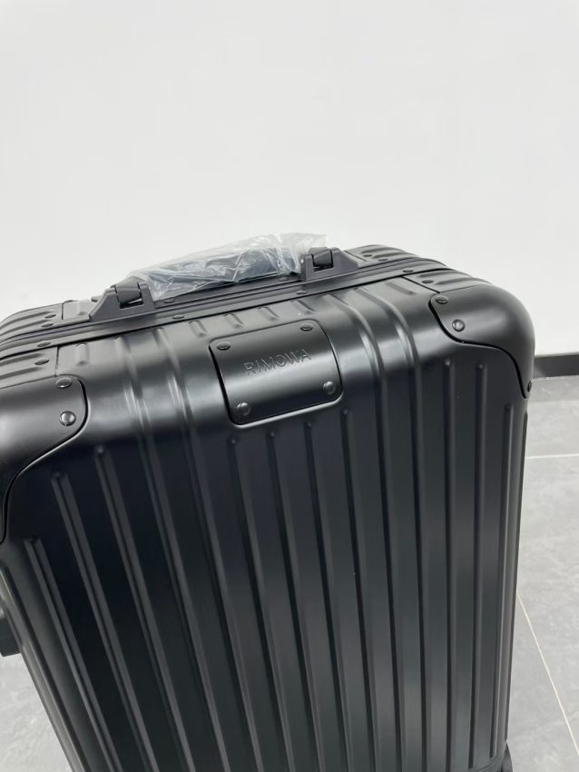 rimowa-original-suitcase-black-gallery-6