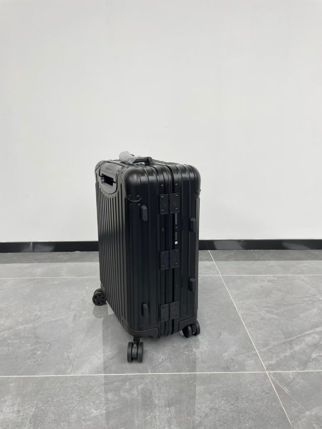 rimowa-original-suitcase-black-gallery-7