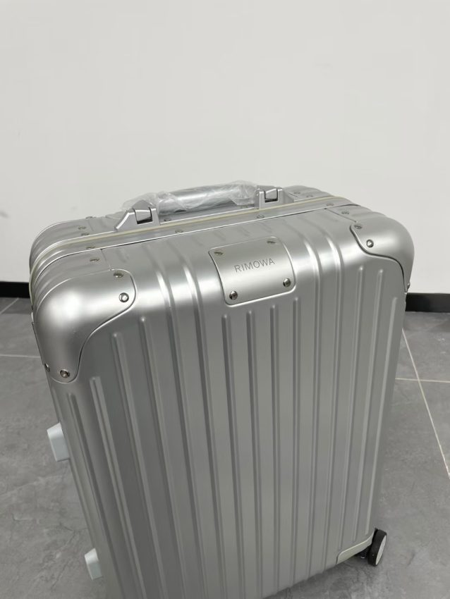 rimowa-original-suitcase-silver-gallery-1