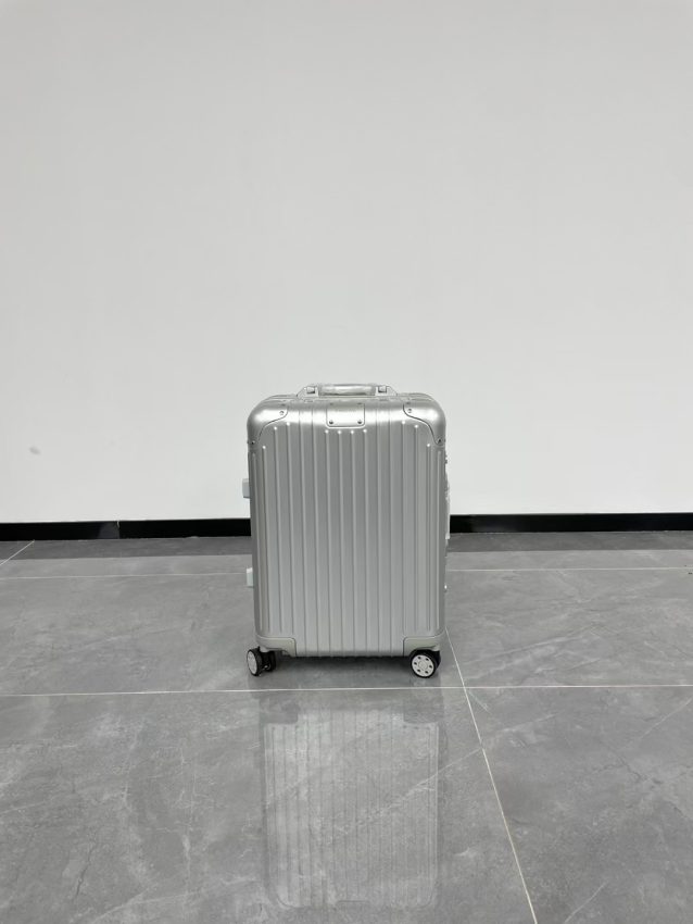 rimowa-original-suitcase-silver-gallery-2