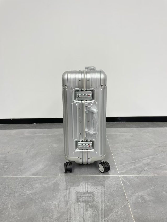 rimowa-original-suitcase-silver-gallery-3