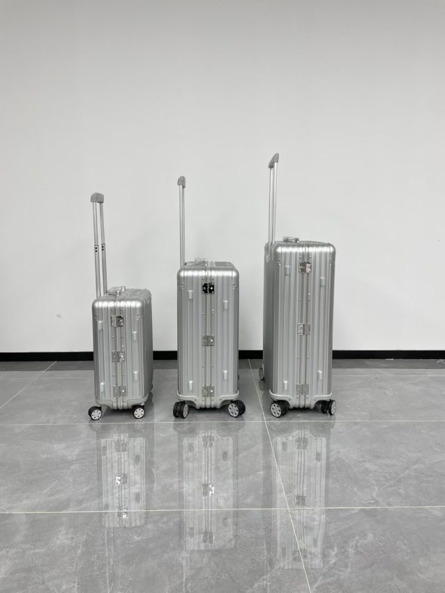rimowa-original-suitcase-silver-gallery-4
