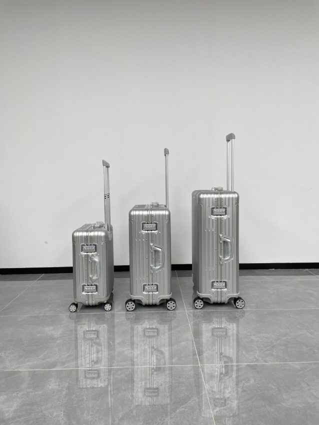 rimowa-original-suitcase-silver-gallery-5