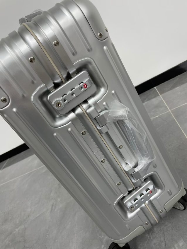 rimowa-original-suitcase-silver-gallery-7