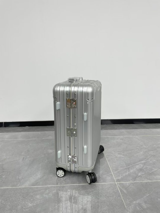 rimowa-original-suitcase-silver-gallery-8