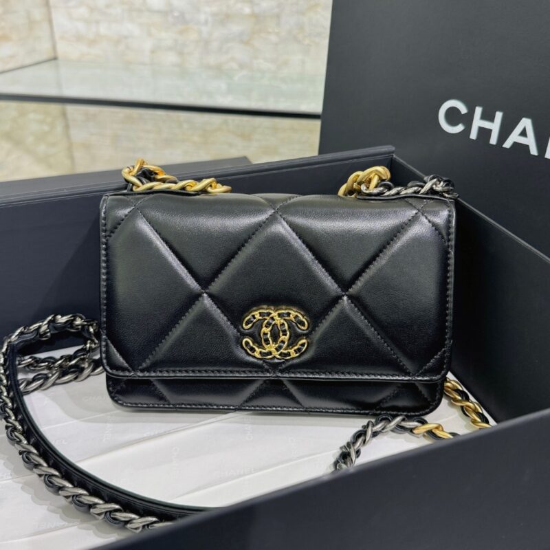 wsxcWeb_6e471929_o_1hk0dcos21o281kn81197lfp1ln01.jpeg CHANEL 19 Wallet on Chain Black - fake chanel woc front view