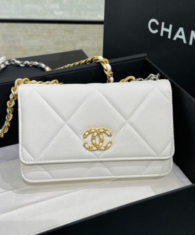 CHANEL 19 Wallet on Chain White