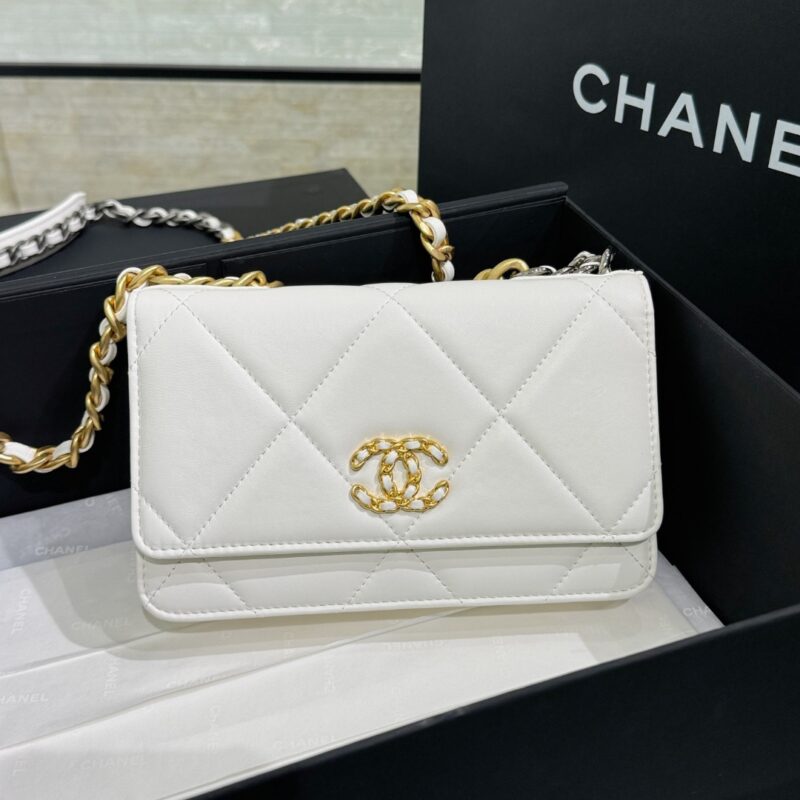 wsxcWeb_6e471929_o_1hk0p1f4ddudhe2vr1asdbo83.jpeg CHANEL 19 Wallet on Chain White - chanel wallet on chain dupe front view