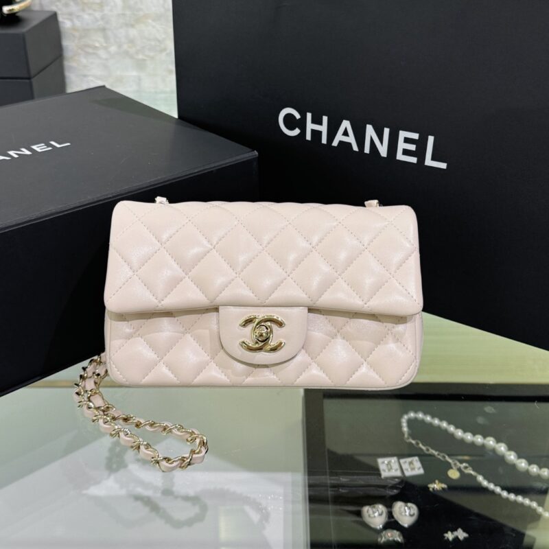 wsxcWeb_6e471929_o_1hp8of78j1ai110vm1pj51tukj89e.jpeg CHANEL Classic Flap 20cm Beige - chanel mini flap dupe front view