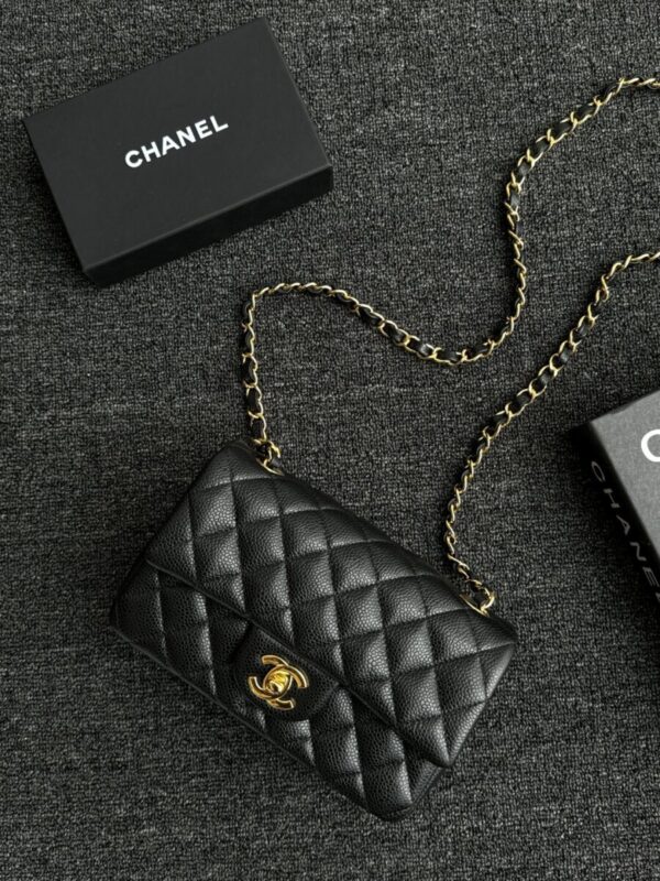 wsxcWeb_6e471929_o_1hrlabvkh1ttg1njn147dd97lq24.jpeg CHANEL Classic Flap 20cm Black Caviar - chanel mini classic flap dupe front view