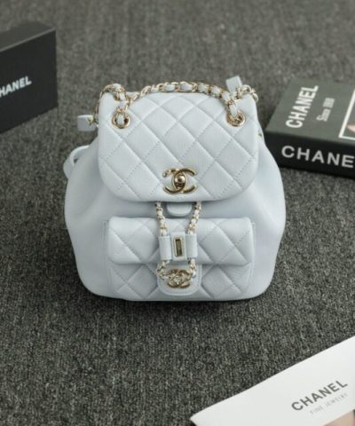 CHANEL 23A Ryggsäck Liten Ljusblå - falsk Chanel-ryggsäck framifrån