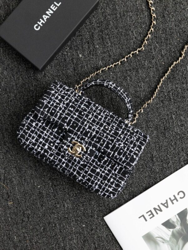 wsxcWeb_6e471929_o_1hsmr6iob1ccs1jg71p5s1la143l7.jpeg CHANEL 24p Tweed Black and White - chanel tweed crossbody dupe front view