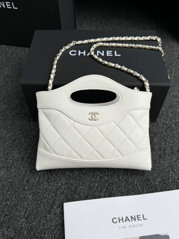 wsxcWeb_6e471929_o_1hun8jerd121iaja1vvo1c09hkb0.jpeg CHANEL 24s Mini Horizontal White - chanel horizontal mini dupe front view