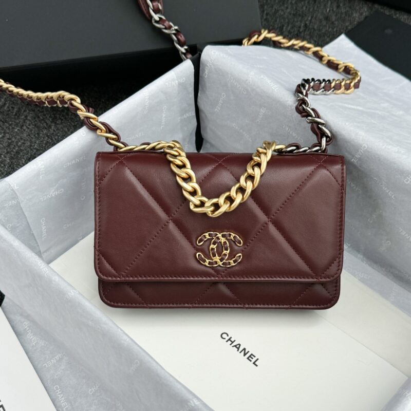 wsxcWeb_6e471929_o_1hva0d5fm1q9s1hns19u91h2k1at64.jpeg CHANEL 19 Wallet on Chain - chanel woc dupe front view