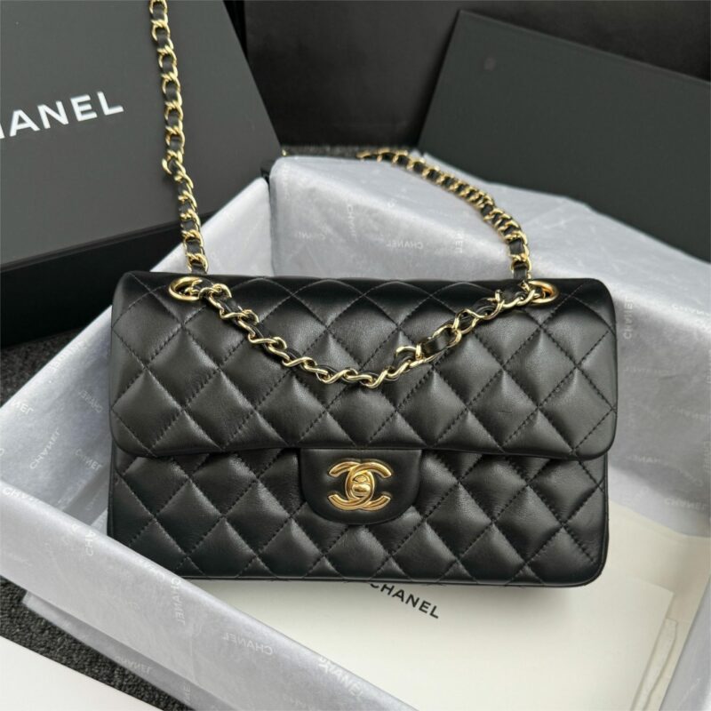 wsxcWeb_6e471929_o_1hvh0416k1k3ba4c1i4e5j2177e0.jpeg CHANEL Classic Flap 23cm Black - chanel 23cm flap dupe front view