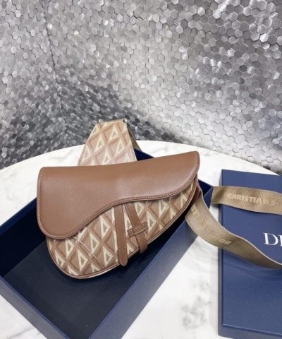 Αντίγραφο τσάντας Dior Saddle σε καφέ τρίγωνο