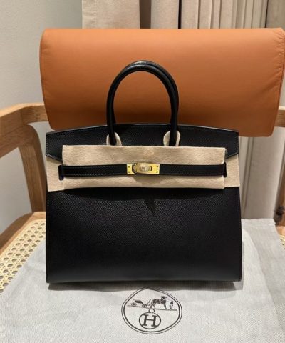 Réplica da bolsa Hermès Birkin Epsom preta com detalhes em dourado.