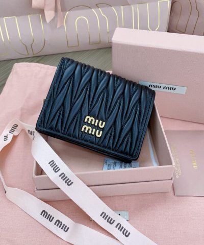 Réplica da carteira Miu Miu Pocket preta