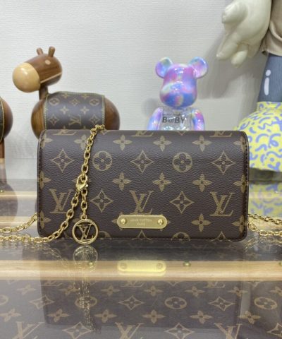 Replica Louis Vuitton -lompakko ketjulla Lily Brown
