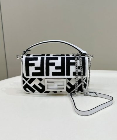 レプリカ フェンディ バゲット スモール ホワイト