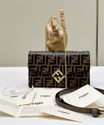 Αντίγραφο πορτοφολιού Fendi Baguette με αλυσίδα