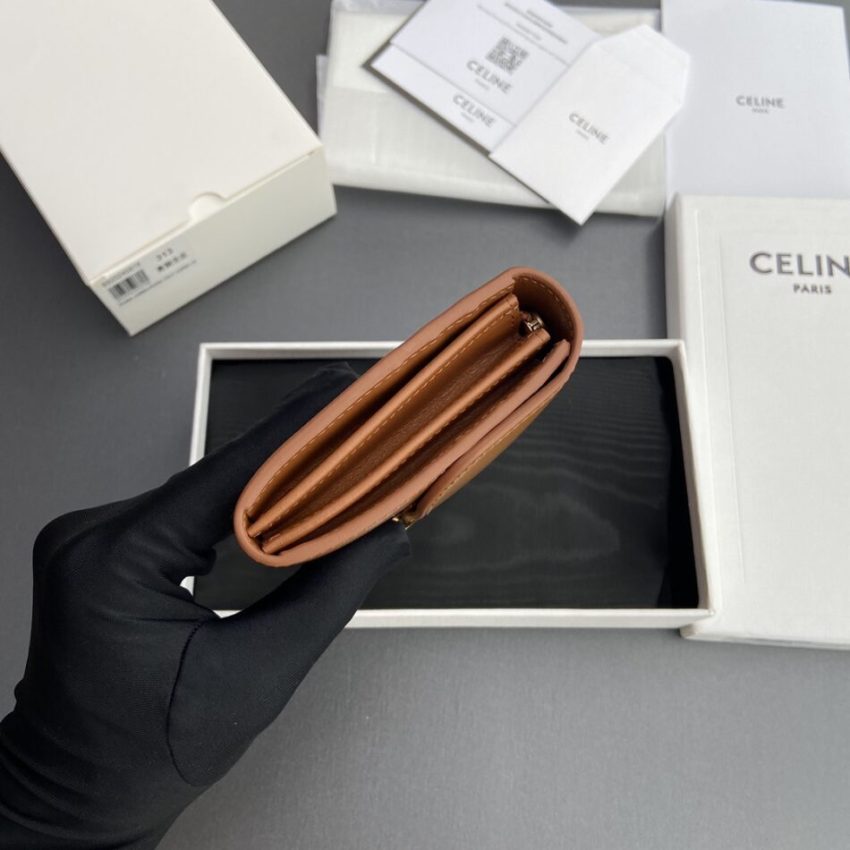 celine-triumphe-wallet-img_c4e87dad_20240825_i1724565414_8568_3.jpg Celine Triumphe Long Wallet - hardware