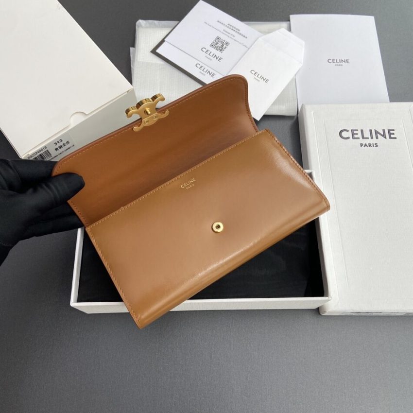 celine-triumphe-wallet-img_c4e87dad_20240825_i1724565414_8999_1.jpg Celine Triumphe Long Wallet - styling