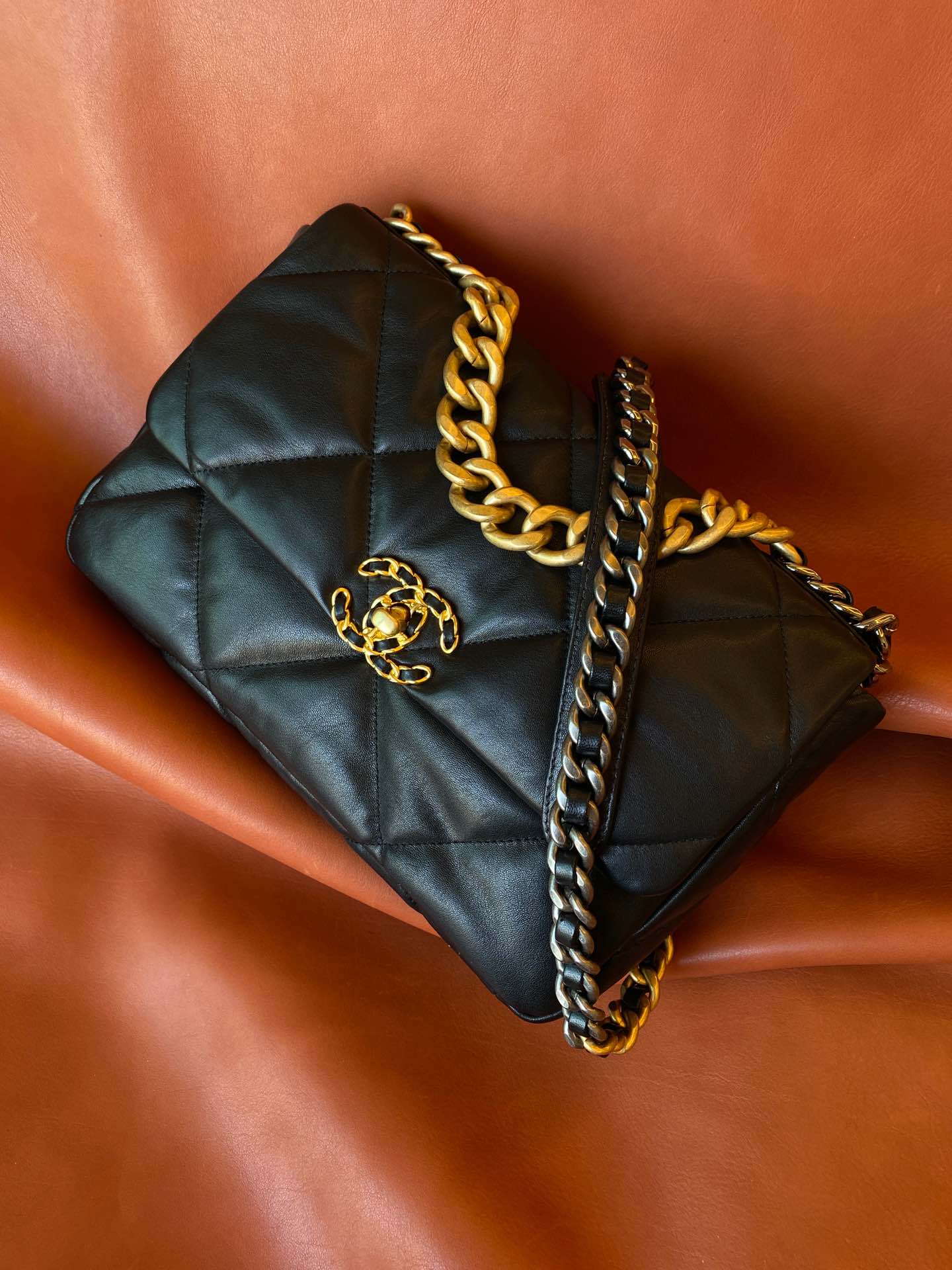 1573995552_895722384_3 Chanel 19 Flap Bag Black - chanel 19 flap dupe detail 4