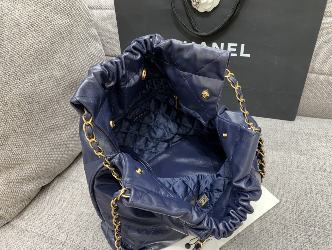 71279_midnight_blue_3 Chanel 22 Medium Bag Midnight Blue - chanel 22 midnight dupe detail 2