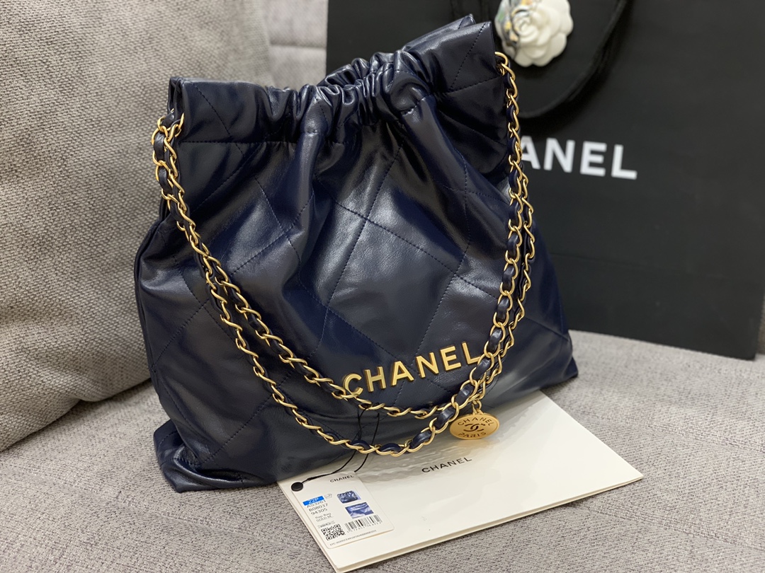 71279_midnight_blue_4 Chanel 22 Medium Bag Midnight Blue - chanel 22 midnight dupe detail 3