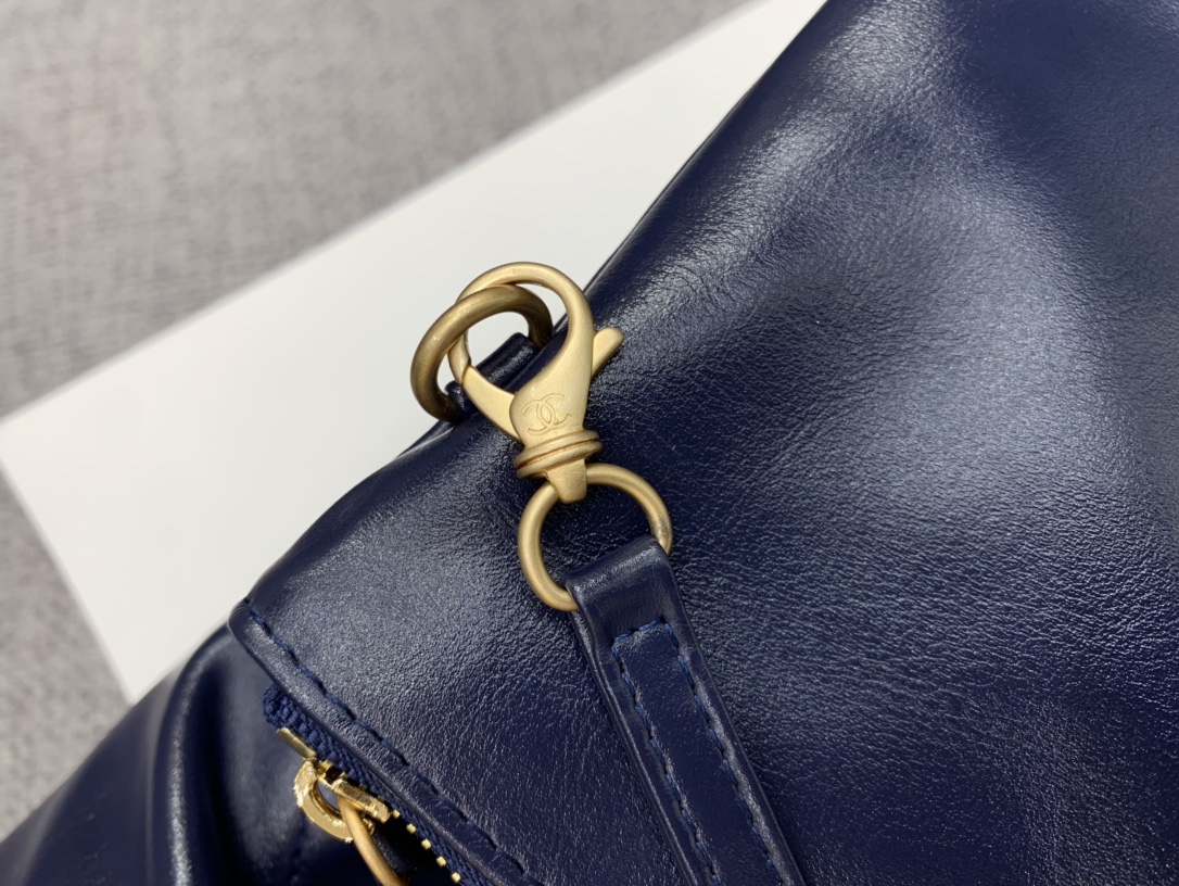 71279_midnight_blue_5 Chanel 22 Medium Bag Midnight Blue - chanel 22 midnight dupe detail 4