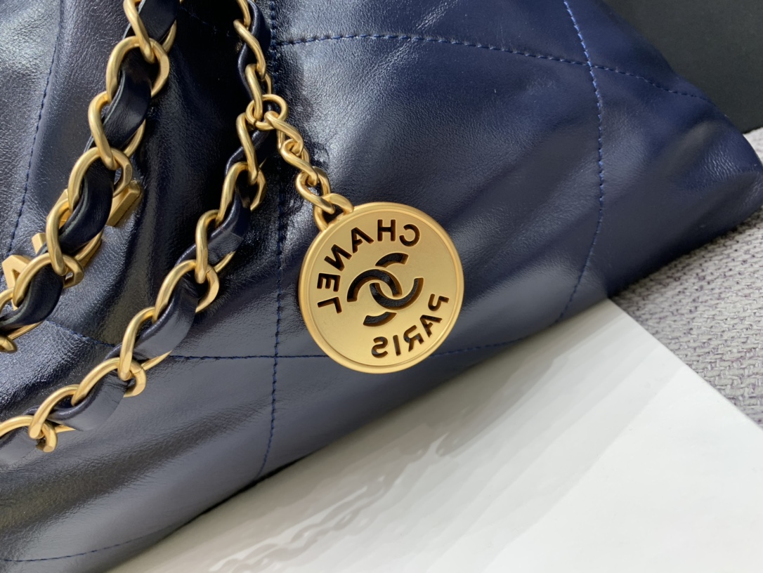 71279_midnight_blue_6 Chanel 22 Medium Bag Midnight Blue - chanel 22 midnight dupe detail 5