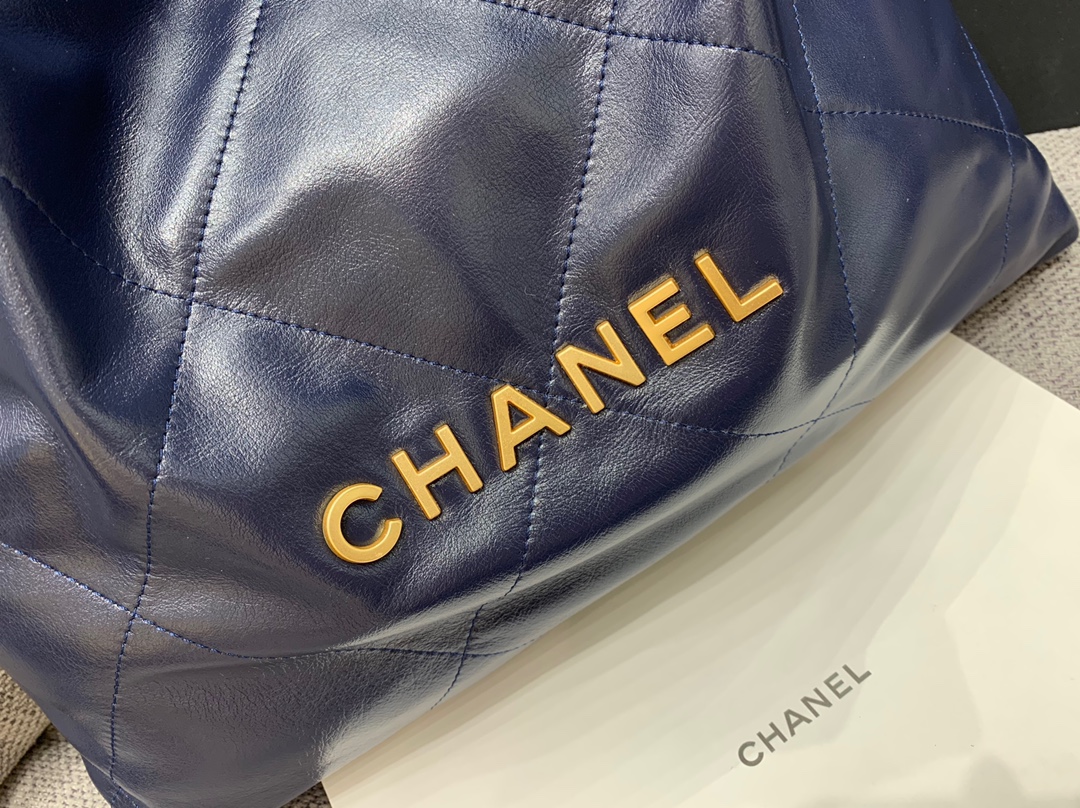 71279_midnight_blue_8 Chanel 22 Medium Bag Midnight Blue - chanel 22 midnight dupe detail 7