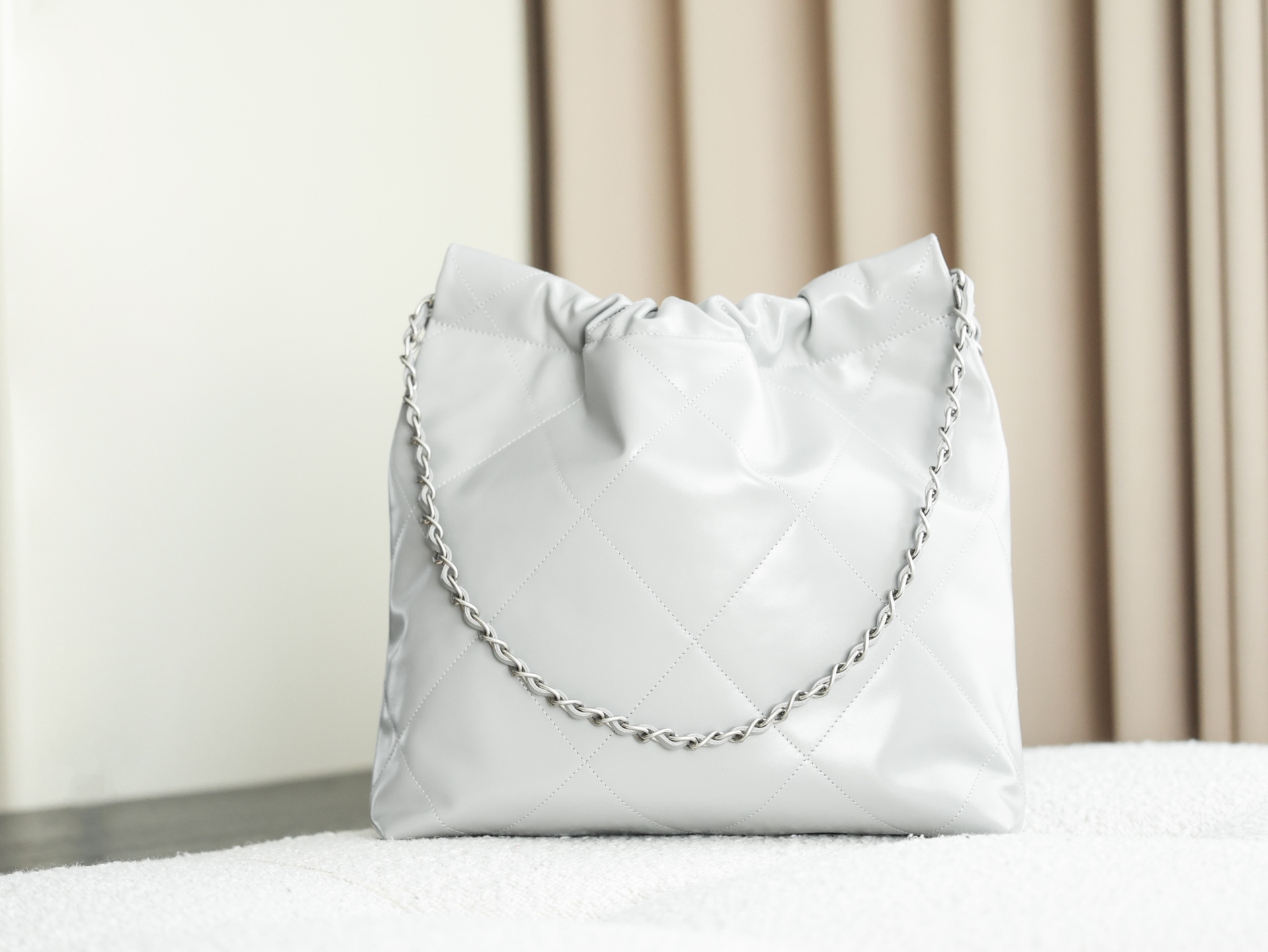 Chanel 22 Medium Bag Snowy - chanel 22 mini dupe detail 9