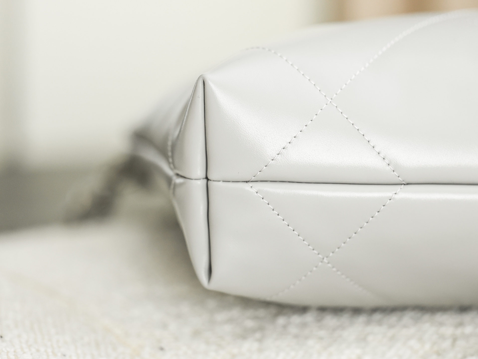 Chanel 22 Medium Bag Snowy - chanel 22 mini dupe detail 1