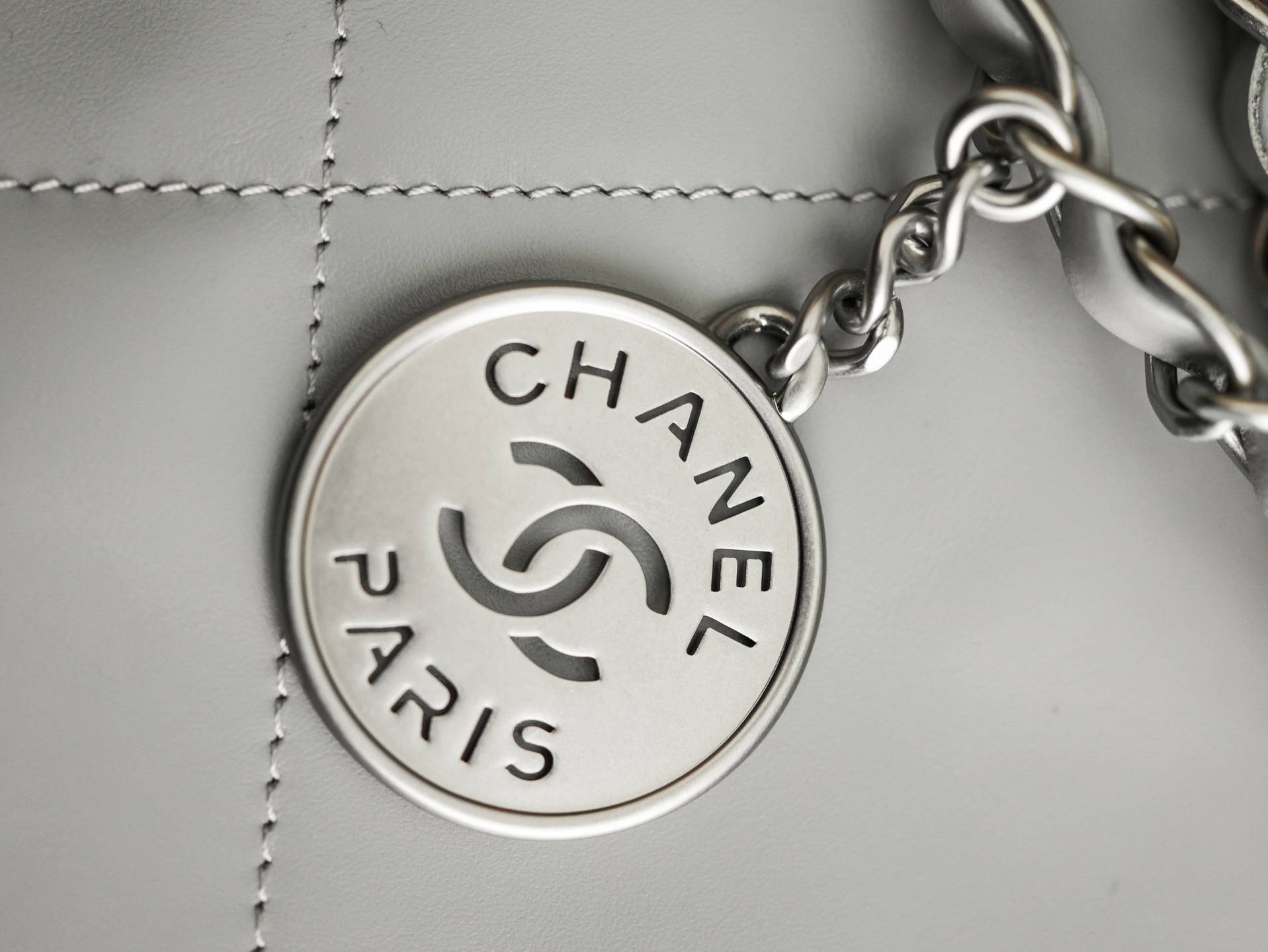 Chanel 22 Medium Bag Snowy - chanel 22 mini dupe detail 2