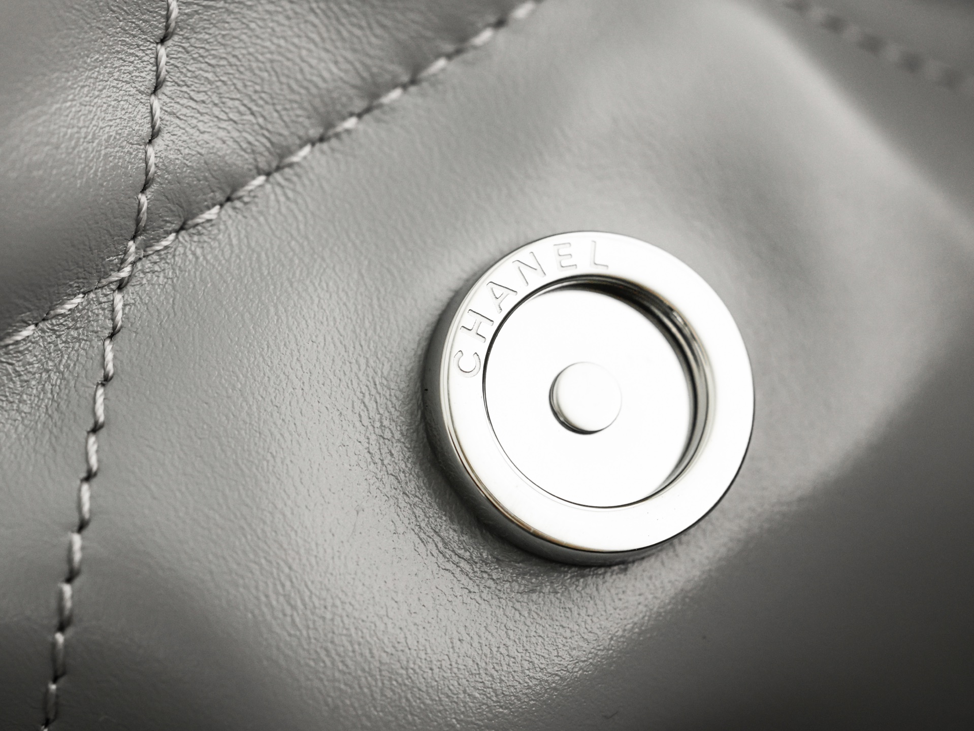 Chanel 22 Medium Bag Snowy - chanel 22 mini dupe detail 3