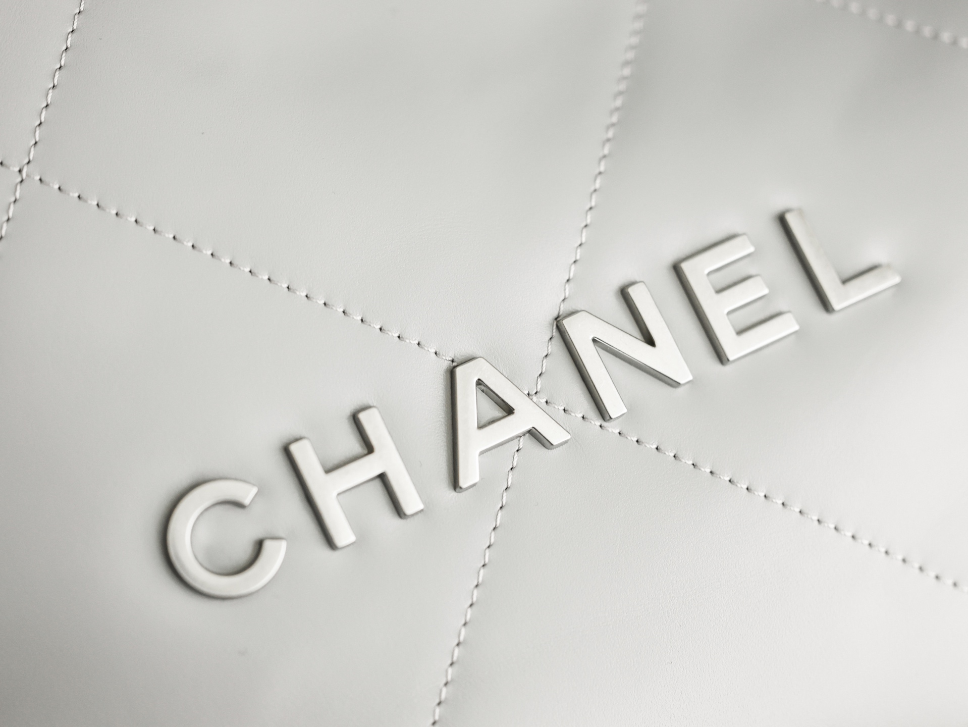 Chanel 22 Medium Bag Snowy - chanel 22 mini dupe detail 4